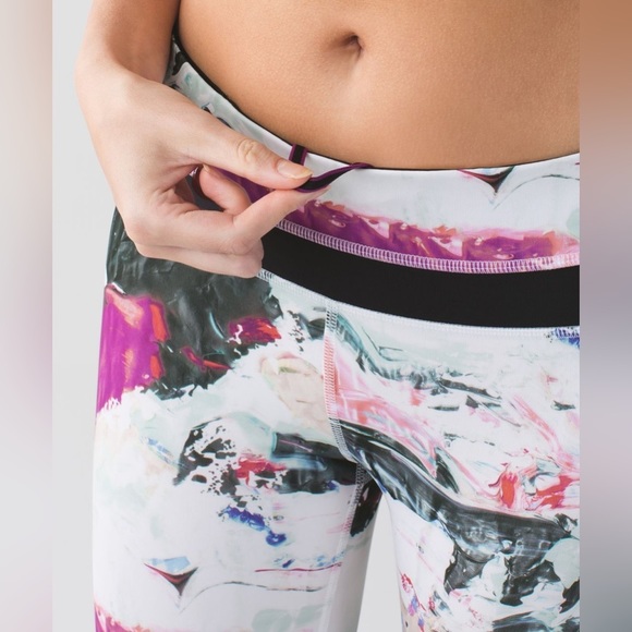 Lululemon Run: Inspire Crop II Leggings Size 6 US White Abstract Luxtreme Capris - Picture 5 of 15